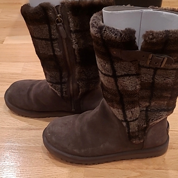 Women UGG Boots - Picture 3 of 12